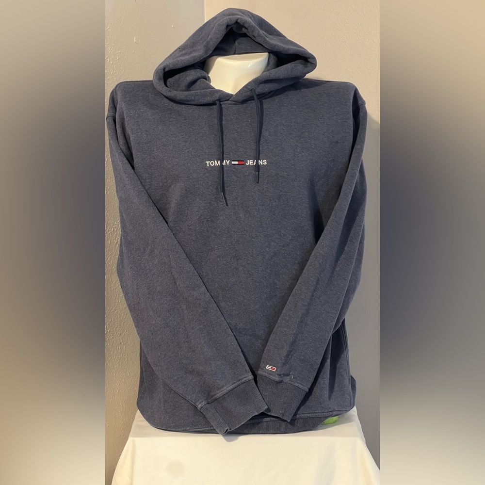 Tommy Hilfiger Men's Navy Hoodie
It looks like new